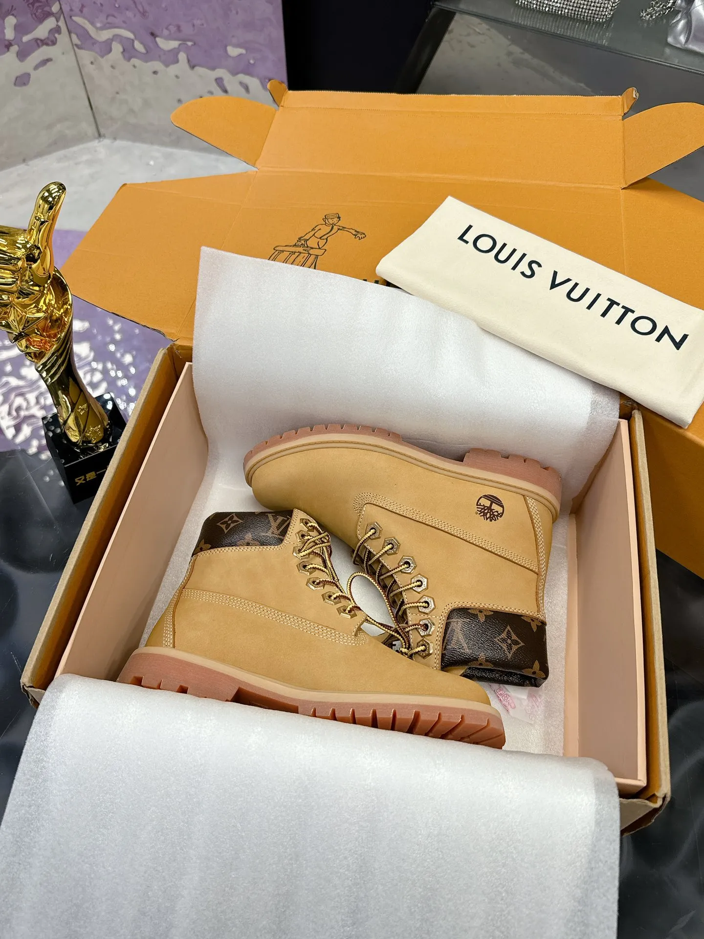 Factory price: 760💰 (Couple model) LV x Timberland Timberland joint model Presbyopia Rhubarb boots Ankle boots Short boots LV x Timberland ankle boots are made of Monogram embossed waterproof nubuck cow leather, relying on the brand's exquisite craftsmanship to carefully reshape the classic Timberland 6-inch boot shape in Italy, making an eye-catching appearance with American workwear style Men's men's shoes 💰Monogram created by harrell Williams The embossed tongue, original Timberland laces and outsole are exquisite details, and the leather label expresses the cooperation logo. Exquisite packaging at the delivery counter🛍📦 ▪️Material: Original custom imported first-layer cowhide ▪️Inner lining: Original custom leather lining ▪️Outsole: Original open-molded anti-slip rubber material ▪️Sole thickness: 3.5CM ▪️Size: Women's 35-40 ▪️Size: Men's size 39-44, customized 45, 46
